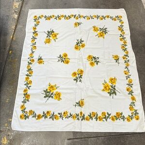white table cloth yellow mustard roses 50’s / 60’s
52” X 41 1/2” Cotton soft